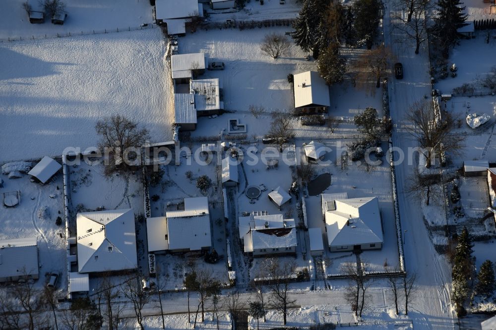 Aerial image Fredersdorf-Vogelsdorf - Wintry snowy single-family residential area of settlement Heideweg - Friedrich-Ebert-Strasse in the district Vogelsdorf in Fredersdorf-Vogelsdorf in the state Brandenburg