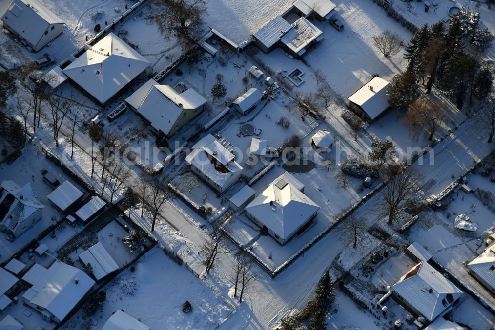 Aerial photograph Fredersdorf-Vogelsdorf - Wintry snowy single-family residential area of settlement Heideweg - Friedrich-Ebert-Strasse in the district Vogelsdorf in Fredersdorf-Vogelsdorf in the state Brandenburg