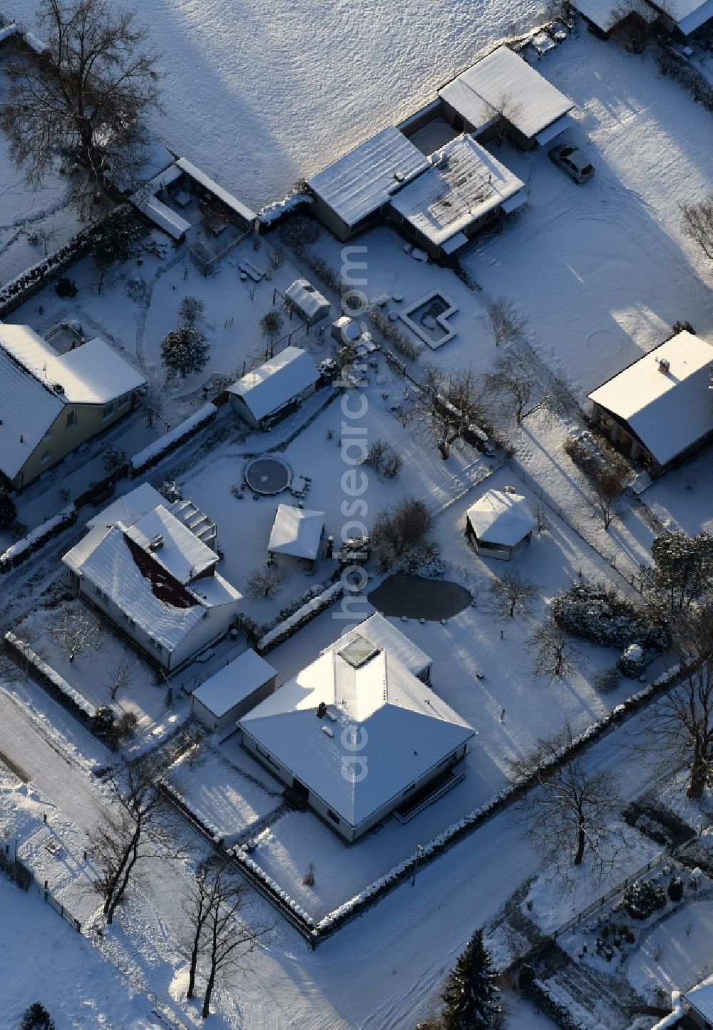 Fredersdorf-Vogelsdorf from above - Wintry snowy single-family residential area of settlement Heideweg - Friedrich-Ebert-Strasse in the district Vogelsdorf in Fredersdorf-Vogelsdorf in the state Brandenburg