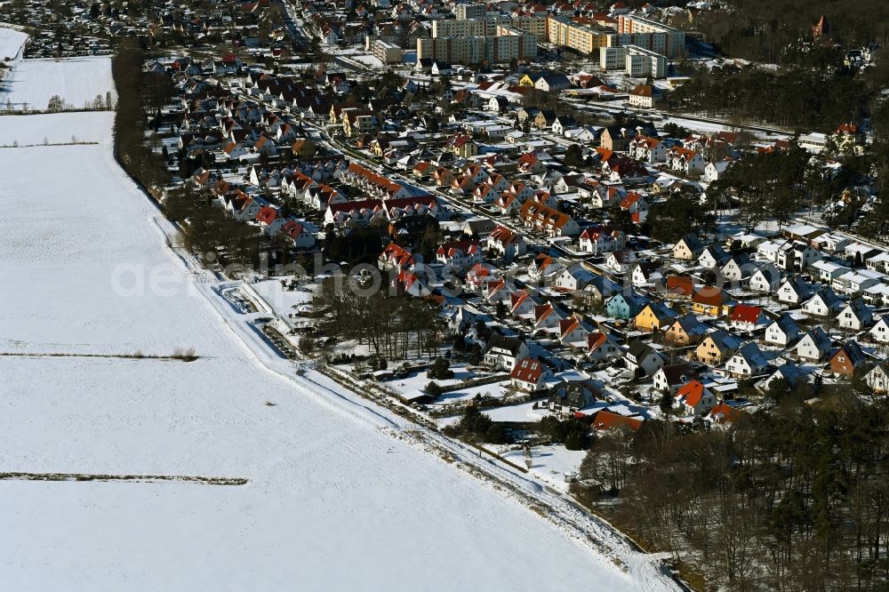 Aerial photograph Graal-Müritz - Wintry snowy single-family residential area of settlement Koppenheide in Graal-Mueritz in the state Mecklenburg - Western Pomerania, Germany