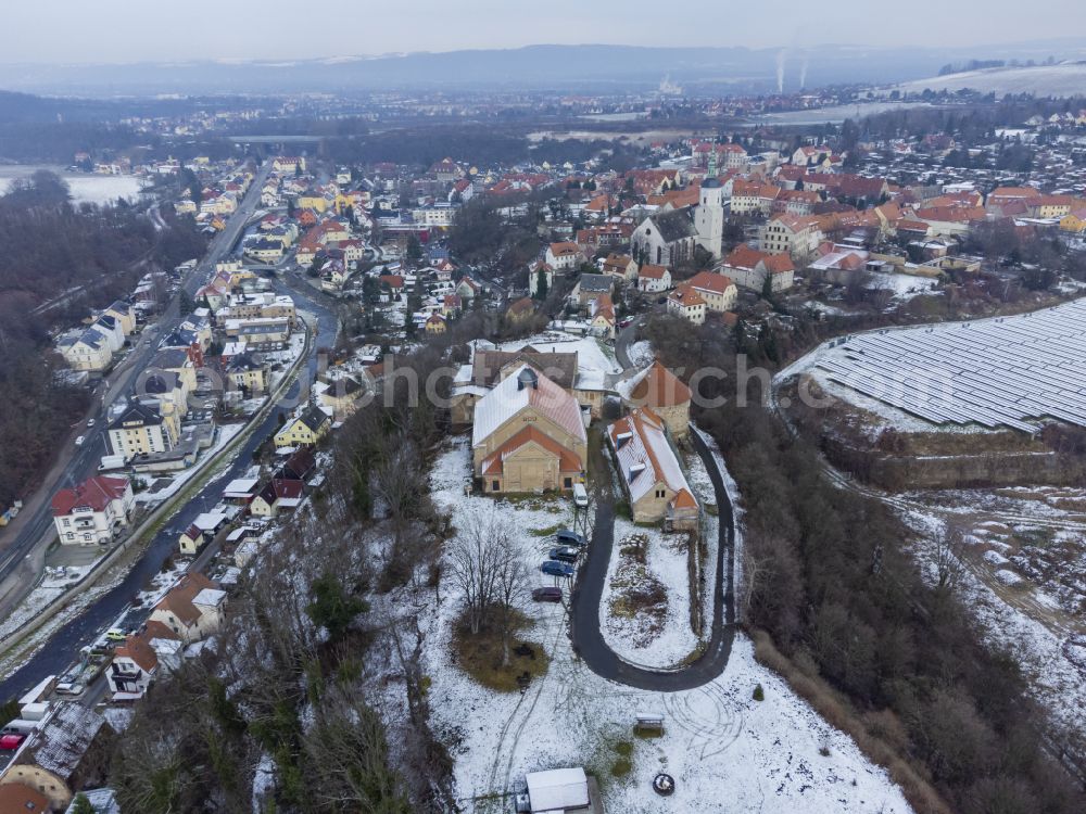 Aerial photograph Dohna - Wintry snowy residential areas on the edge of agricultural land in Dohna in the state Saxony, Germany