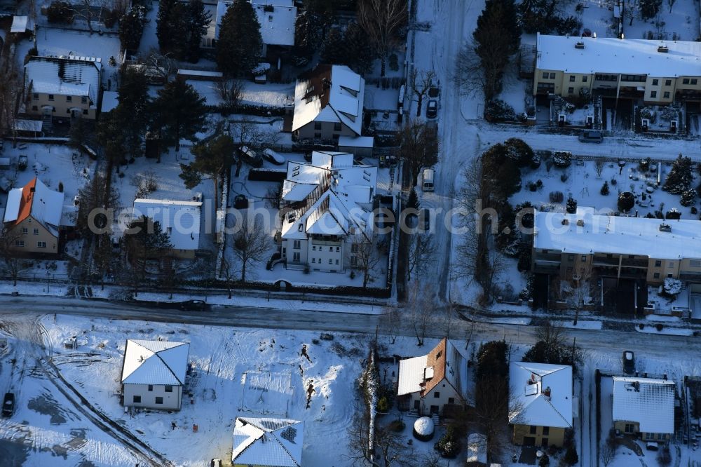 Berlin from above - Wintry snowy residential area of the multi-family house settlement Dirschauer Strasse - Neuenhagener Strasse in the district Mahlsdorf in Berlin