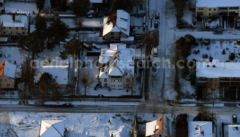 Berlin from the bird's eye view: Wintry snowy residential area of the multi-family house settlement Dirschauer Strasse - Neuenhagener Strasse in the district Mahlsdorf in Berlin