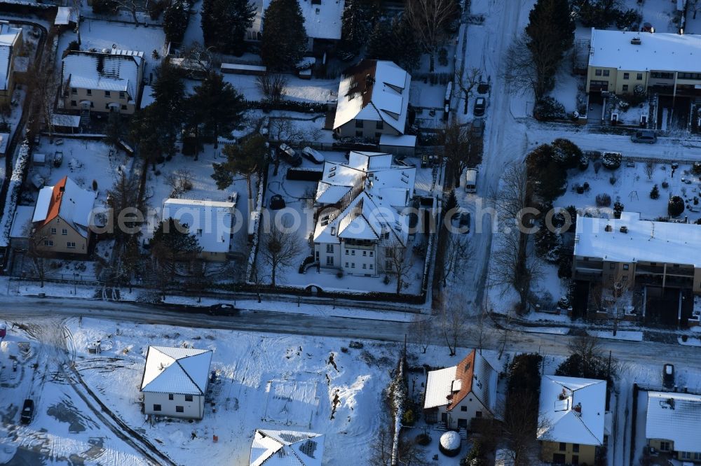 Aerial image Berlin - Wintry snowy residential area of the multi-family house settlement Dirschauer Strasse - Neuenhagener Strasse in the district Mahlsdorf in Berlin