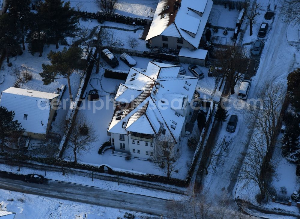 Aerial photograph Berlin - Wintry snowy residential area of the multi-family house settlement Dirschauer Strasse - Neuenhagener Strasse in the district Mahlsdorf in Berlin