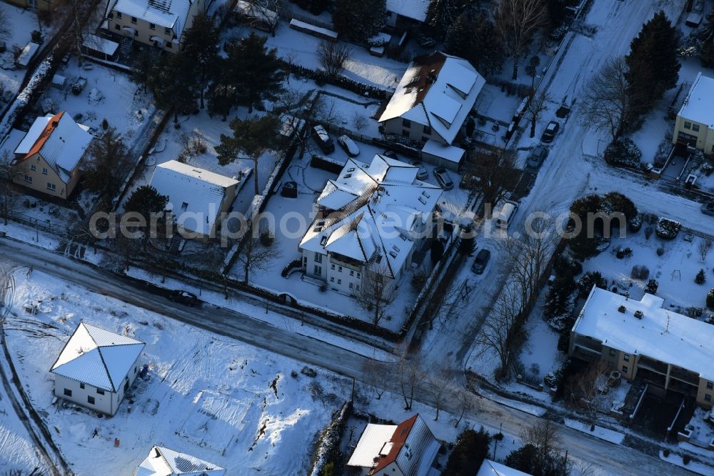 Berlin from above - Wintry snowy residential area of the multi-family house settlement Dirschauer Strasse - Neuenhagener Strasse in the district Mahlsdorf in Berlin