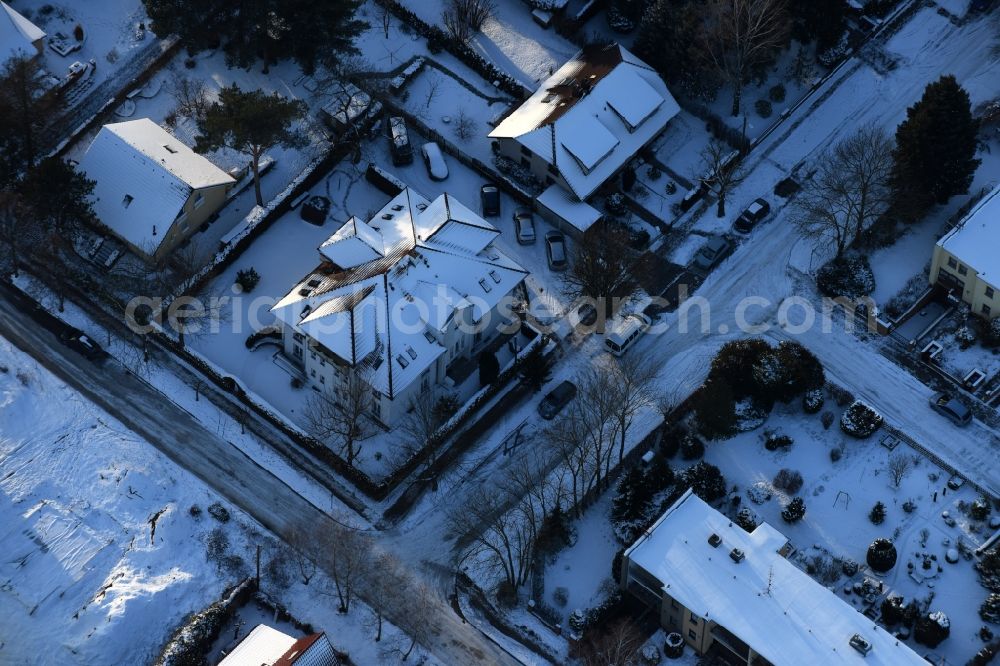 Berlin from the bird's eye view: Wintry snowy residential area of the multi-family house settlement Dirschauer Strasse - Neuenhagener Strasse in the district Mahlsdorf in Berlin