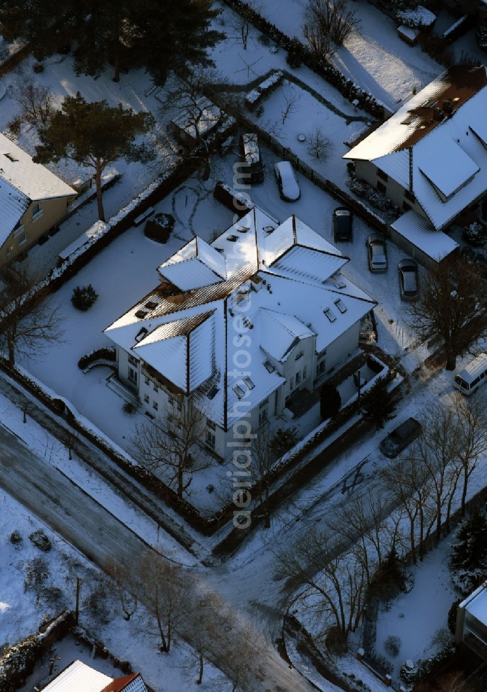 Aerial image Berlin - Wintry snowy residential area of the multi-family house settlement Dirschauer Strasse - Neuenhagener Strasse in the district Mahlsdorf in Berlin