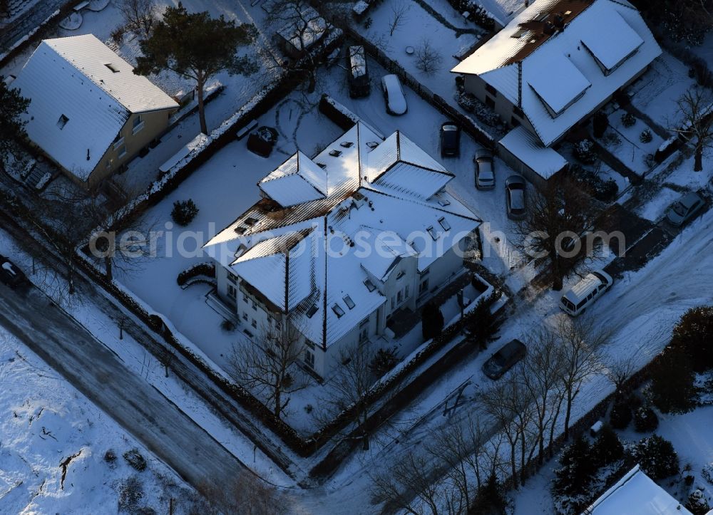 Aerial photograph Berlin - Wintry snowy residential area of the multi-family house settlement Dirschauer Strasse - Neuenhagener Strasse in the district Mahlsdorf in Berlin