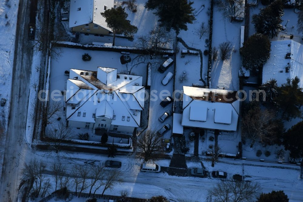 Berlin from the bird's eye view: Wintry snowy residential area of the multi-family house settlement Dirschauer Strasse - Neuenhagener Strasse in the district Mahlsdorf in Berlin