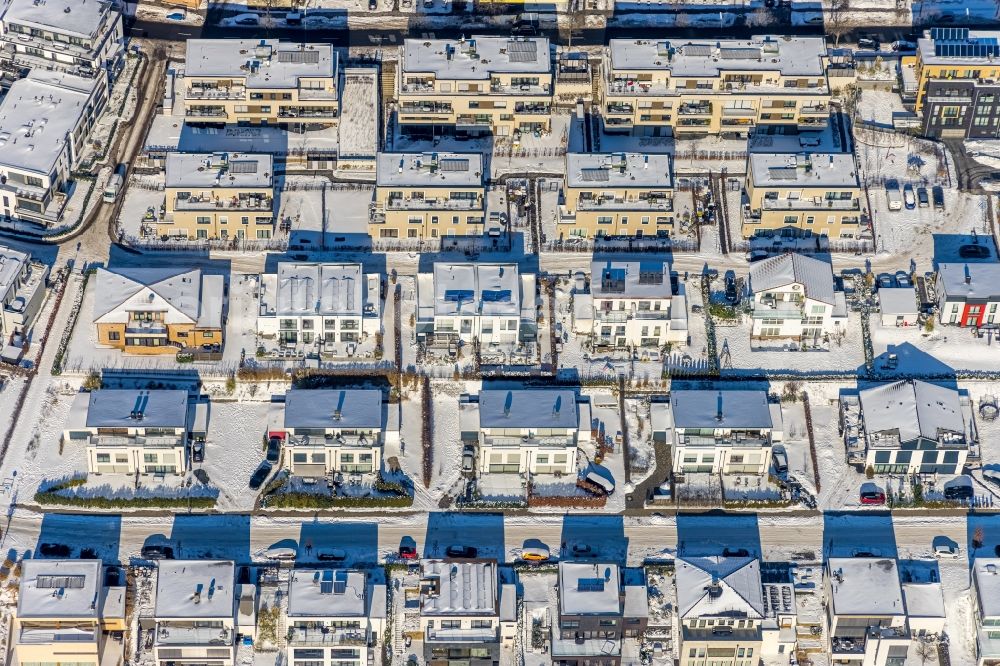 Dortmund from the bird's eye view: Wintry snowy residential area of the multi-family house settlement Am Remberg - An den Emscherauen on lake Phoenixsee in the district Hoerde in Dortmund in the state North Rhine-Westphalia, Germany