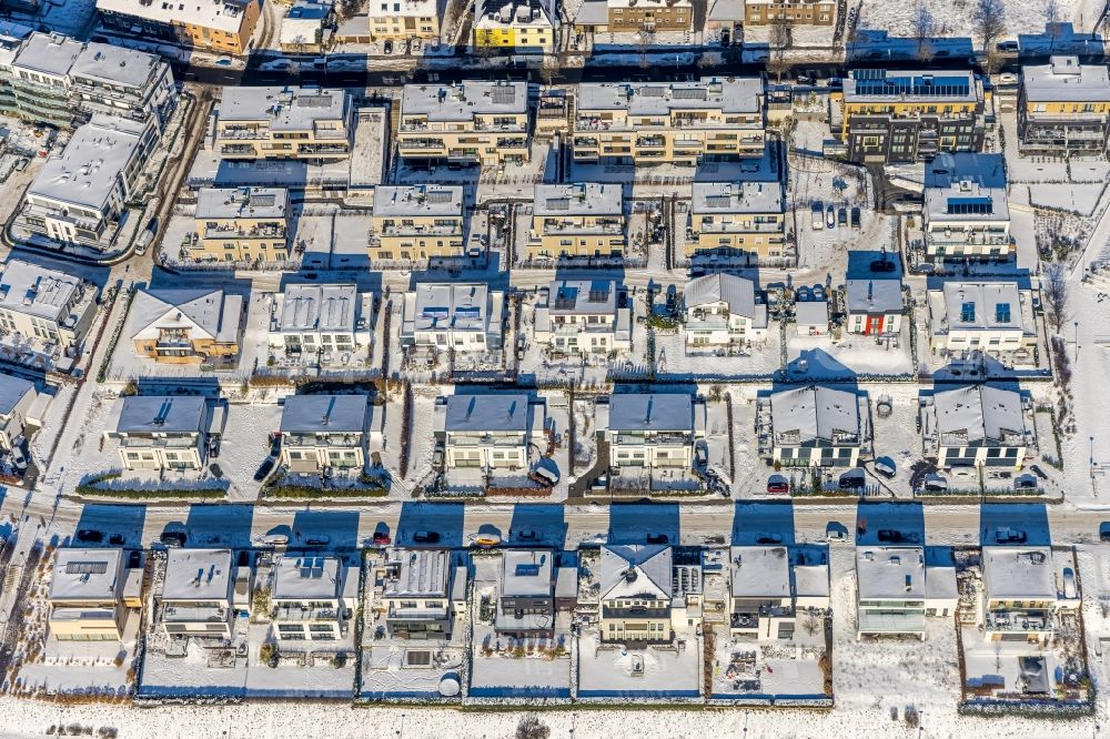 Aerial image Dortmund - Wintry snowy residential area of the multi-family house settlement Am Remberg - An den Emscherauen on lake Phoenixsee in the district Hoerde in Dortmund in the state North Rhine-Westphalia, Germany