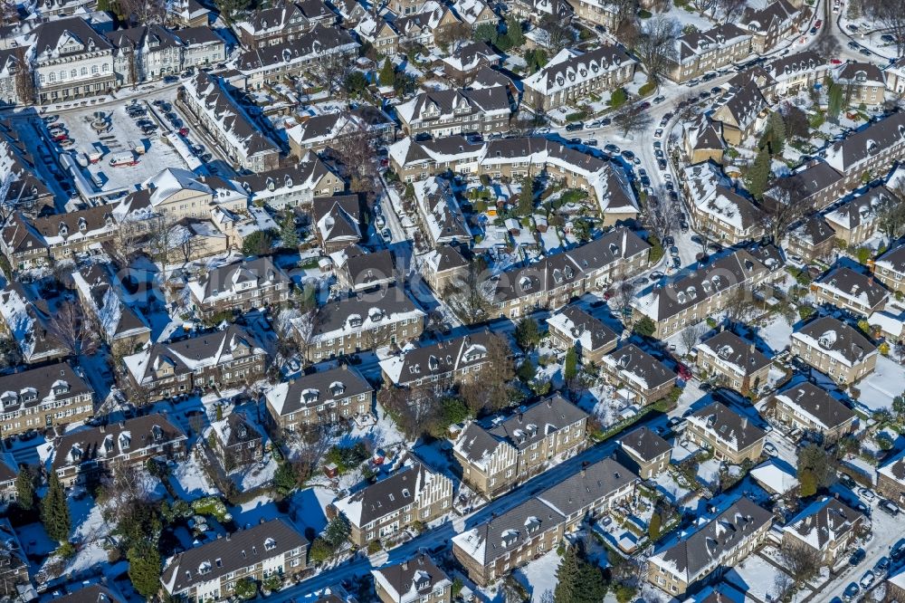 Aerial photograph Essen - Wintry snowy residential area of the multi-family house settlement Im Stillen Winkel - Zur Eibe in the district Margarethenhoehe in Essen at Ruhrgebiet in the state North Rhine-Westphalia, Germany