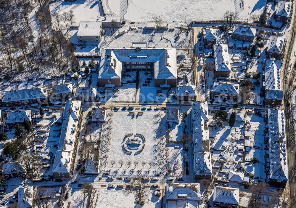 Essen from the bird's eye view: Wintry snowy residential area of the multi-family house settlement on Hauxplatz in the district Margarethenhoehe in Essen at Ruhrgebiet in the state North Rhine-Westphalia, Germany