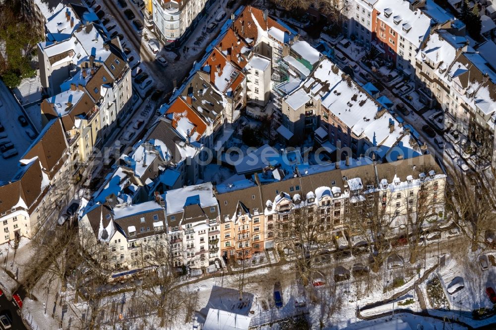 Aerial photograph Dortmund - Wintry snowy residential area of the multi-family house settlement Hollestrasse - Kleine Beurhausstrasse in the district Westpark in Dortmund at Ruhrgebiet in the state North Rhine-Westphalia, Germany