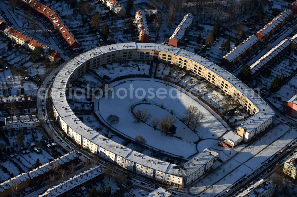 Berlin from the bird's eye view: Wintry snowy Residential area of the multi-family house settlement Hufeisensiedlung on Lowise-Reuter-Ring - Fritz-Reuter-Allee in Britz in the district Neukoelln in Berlin, Germany