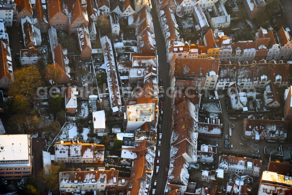 Lübeck from the bird's eye view: Wintry snowy residential area of the multi-family house settlement on Fischergrube in Luebeck in the state Schleswig-Holstein, Germany