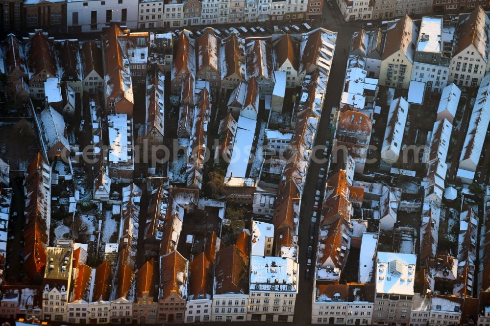 Aerial image Lübeck - Wintry snowy residential area of the multi-family house settlement on Fischergrube in Luebeck in the state Schleswig-Holstein, Germany