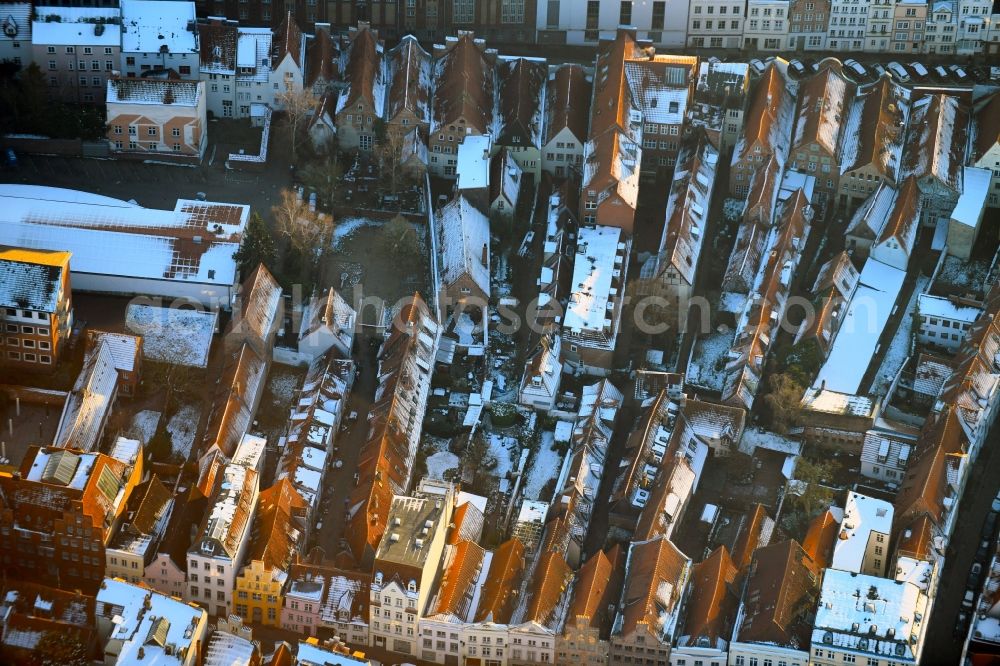 Aerial photograph Lübeck - Wintry snowy residential area of the multi-family house settlement on Fischergrube in Luebeck in the state Schleswig-Holstein, Germany