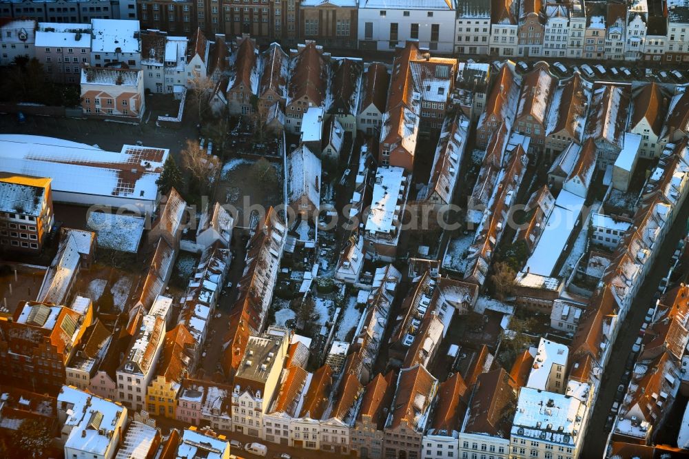 Lübeck from above - Wintry snowy residential area of the multi-family house settlement on Fischergrube in Luebeck in the state Schleswig-Holstein, Germany