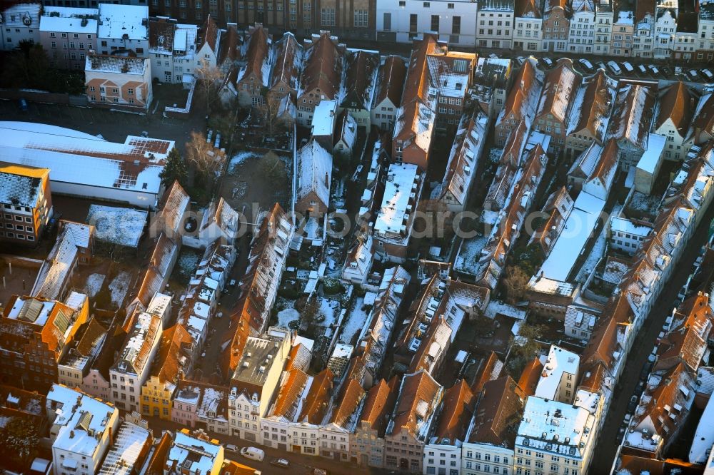 Lübeck from the bird's eye view: Wintry snowy residential area of the multi-family house settlement on Fischergrube in Luebeck in the state Schleswig-Holstein, Germany