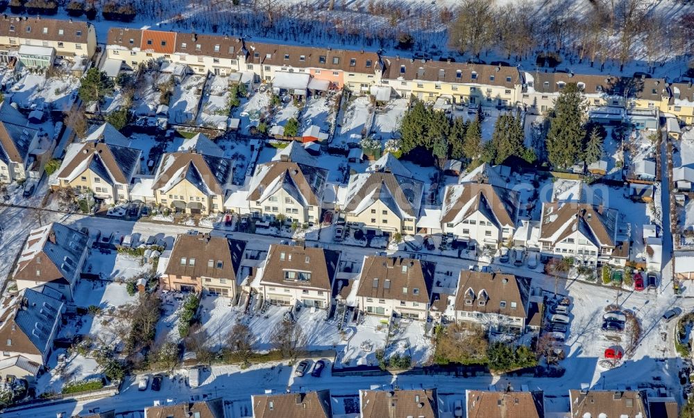 Mülheim an der Ruhr from the bird's eye view: Wintry snowy residential area of the multi-family house settlement on Theodor-Suhnel-Strasse in Muelheim on the Ruhr at Ruhrgebiet in the state North Rhine-Westphalia, Germany