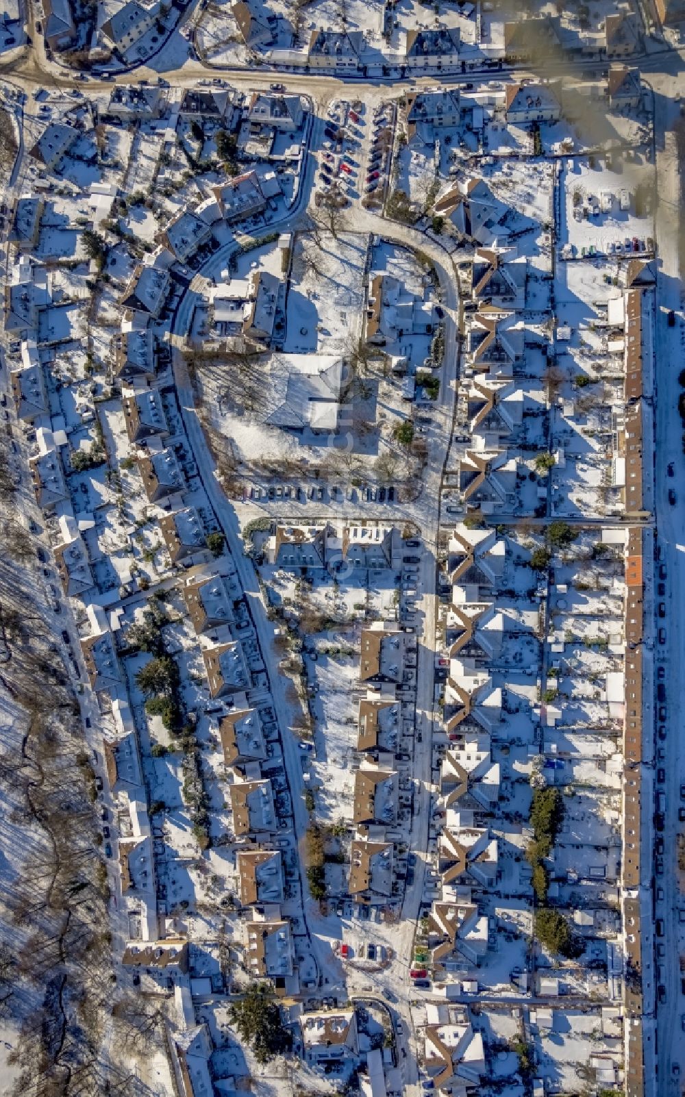 Aerial image Mülheim an der Ruhr - Wintry snowy residential area of the multi-family house settlement on Theodor-Suhnel-Strasse in Muelheim on the Ruhr at Ruhrgebiet in the state North Rhine-Westphalia, Germany