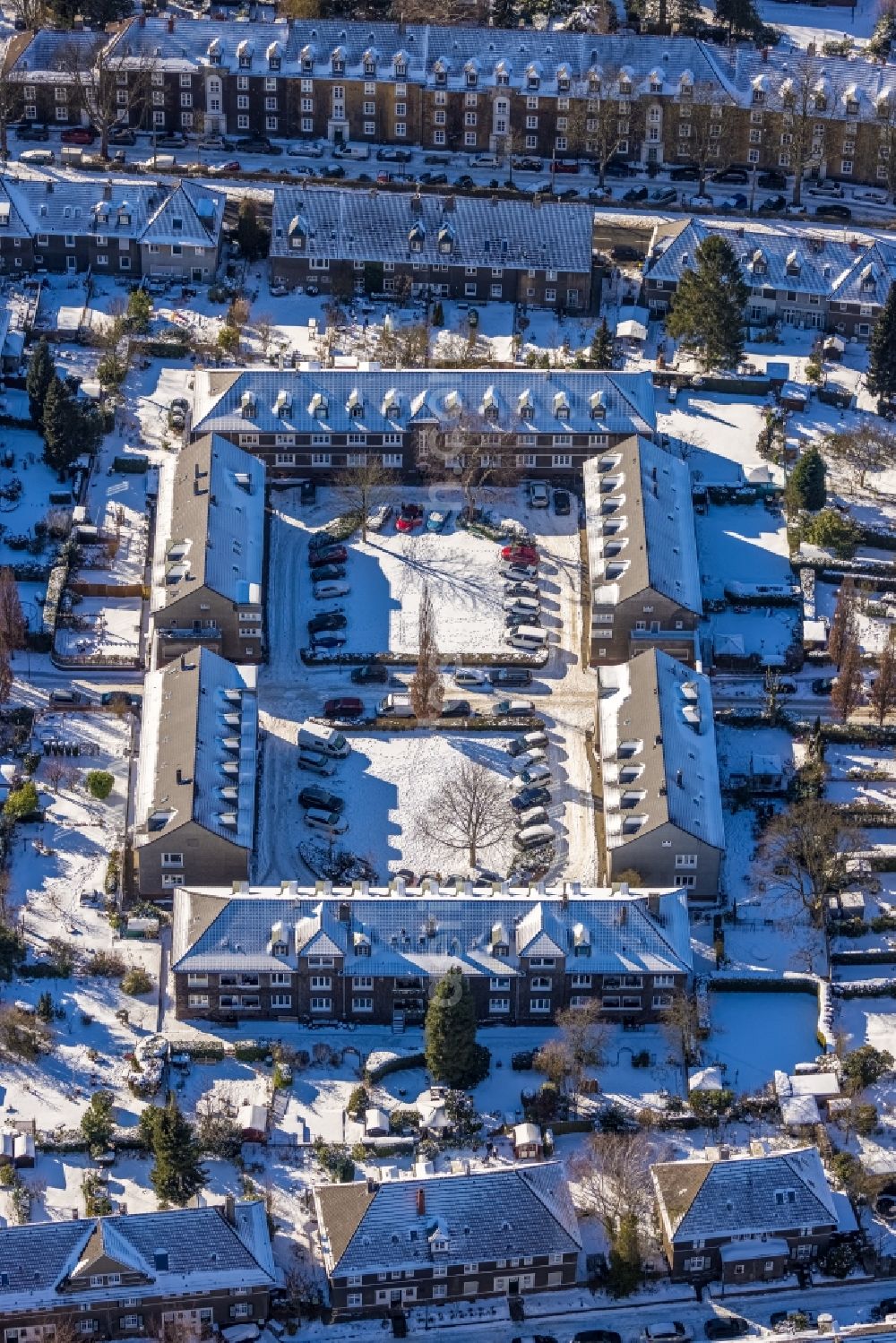 Essen from above - Wintry snowy residential area of the multi-family house settlement on Robert-Schmohl-Platz in the district Margarethenhoehe in Essen at Ruhrgebiet in the state North Rhine-Westphalia, Germany