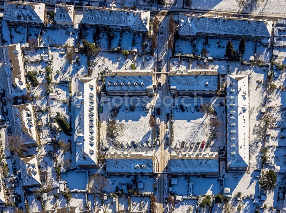 Essen from the bird's eye view: Wintry snowy residential area of the multi-family house settlement on Robert-Schmohl-Platz in the district Margarethenhoehe in Essen at Ruhrgebiet in the state North Rhine-Westphalia, Germany