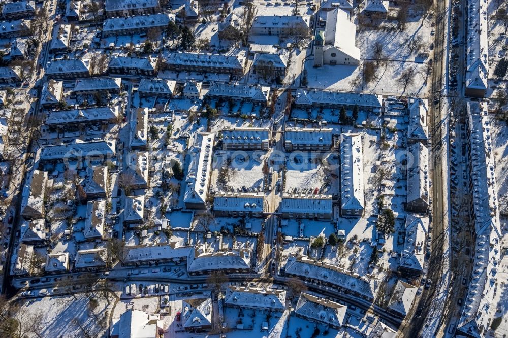 Aerial image Essen - Wintry snowy residential area of the multi-family house settlement on Robert-Schmohl-Platz in the district Margarethenhoehe in Essen at Ruhrgebiet in the state North Rhine-Westphalia, Germany