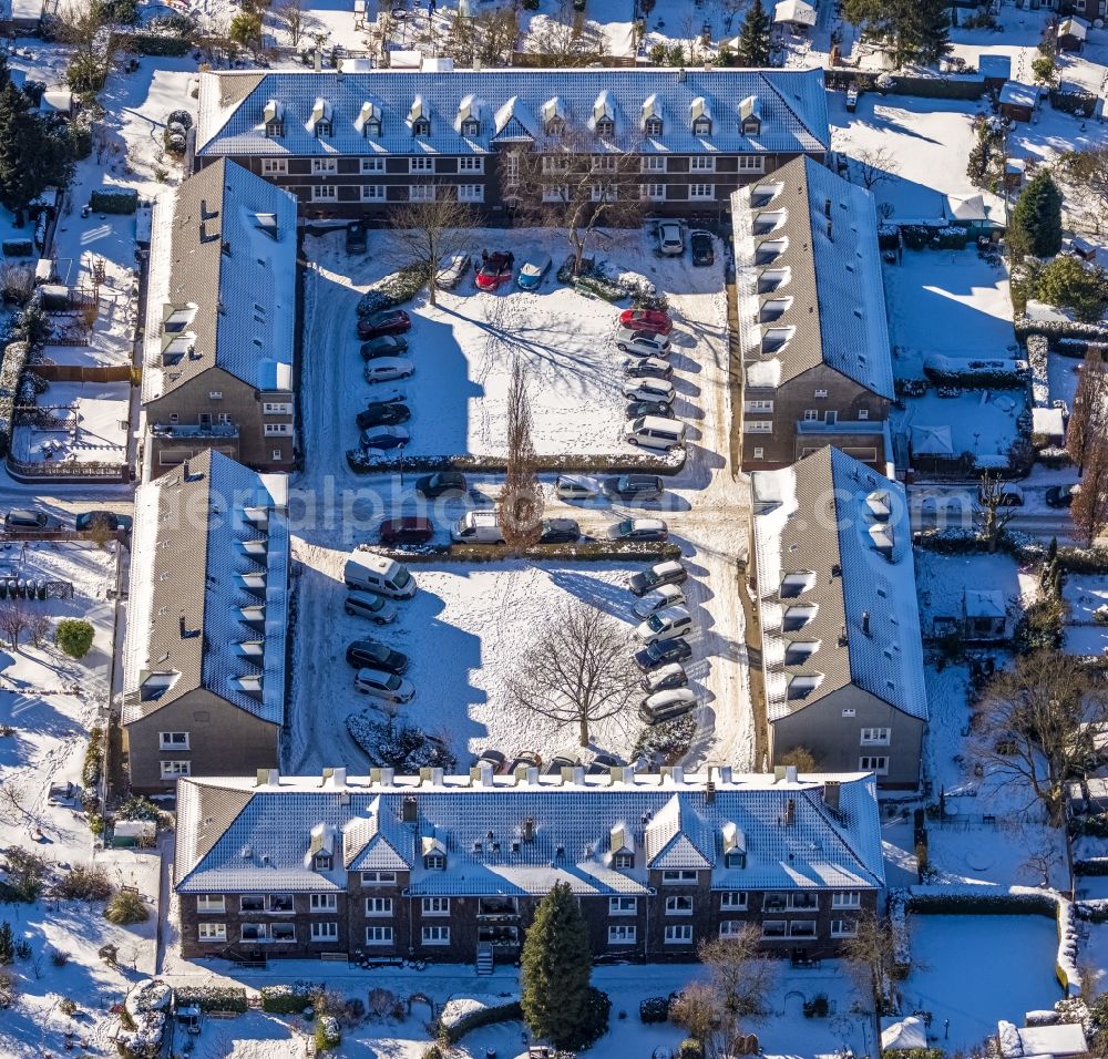 Aerial photograph Essen - Wintry snowy residential area of the multi-family house settlement on Robert-Schmohl-Platz in the district Margarethenhoehe in Essen at Ruhrgebiet in the state North Rhine-Westphalia, Germany