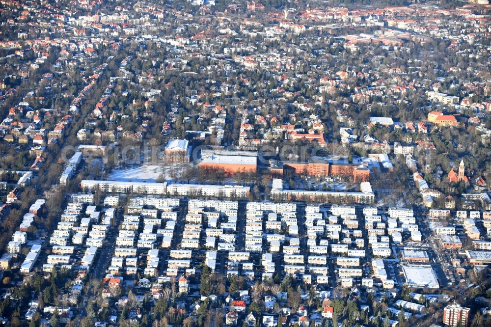 Aerial photograph Berlin - Wintry snowy residential area a row house settlement Lausanner Strasse - Altdorfer Strasse in the district Lichterfelde in Berlin