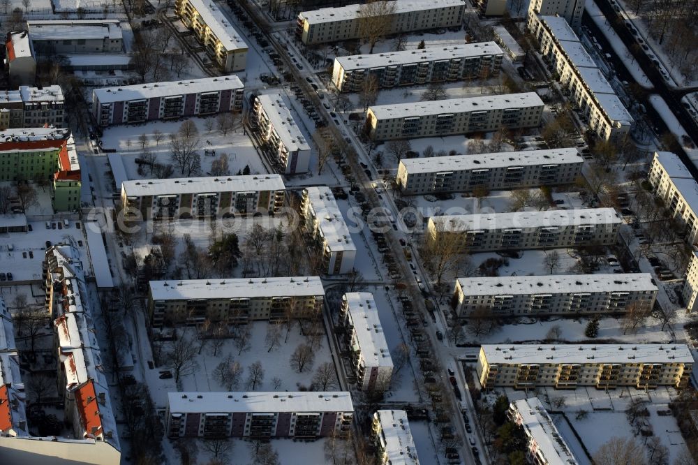 Aerial image Berlin - Wintry snowy Residential area a row house settlement Ploenzeile - Kottmeierstrasse - Rathenaustrasse in the district Oberschoeneweide in Berlin