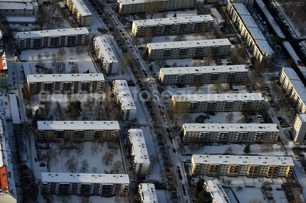 Aerial photograph Berlin - Wintry snowy Residential area a row house settlement Ploenzeile - Kottmeierstrasse - Rathenaustrasse in the district Oberschoeneweide in Berlin