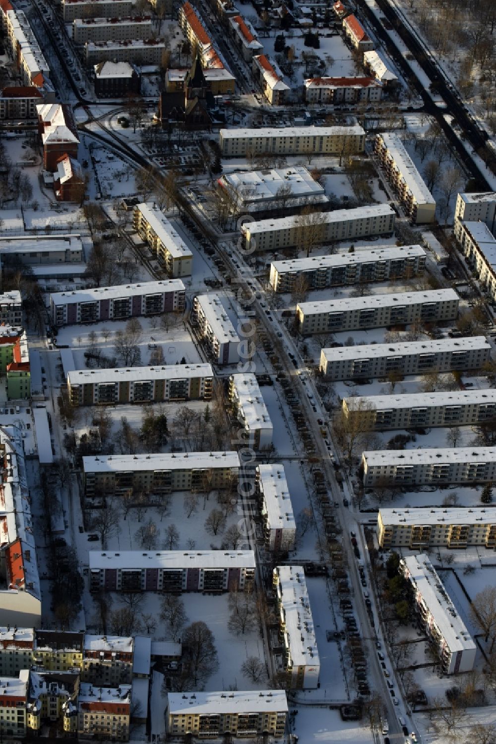 Berlin from above - Wintry snowy Residential area a row house settlement Ploenzeile - Kottmeierstrasse - Rathenaustrasse in the district Oberschoeneweide in Berlin