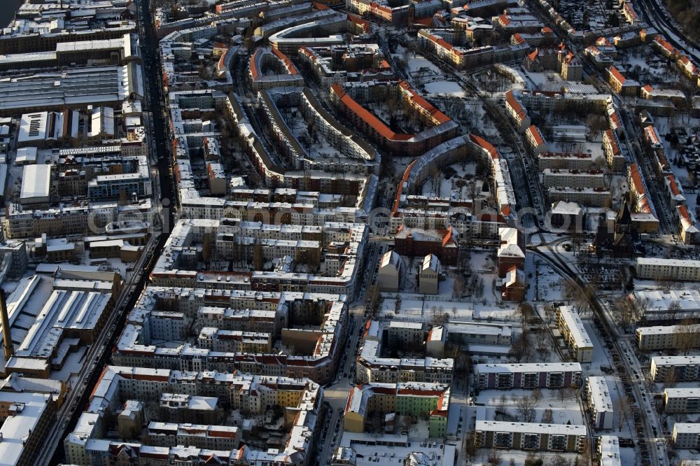 Berlin from the bird's eye view: Wintry snowy Residential area a row house settlement Ploenzeile - Kottmeierstrasse - Rathenaustrasse in the district Oberschoeneweide in Berlin