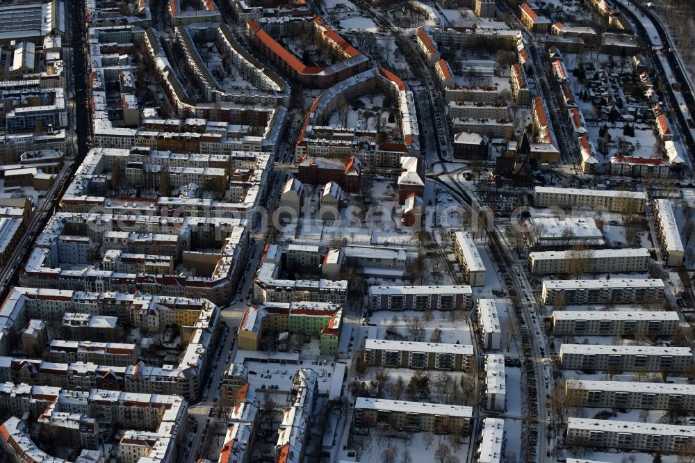 Aerial image Berlin - Wintry snowy Residential area a row house settlement Ploenzeile - Kottmeierstrasse - Rathenaustrasse in the district Oberschoeneweide in Berlin