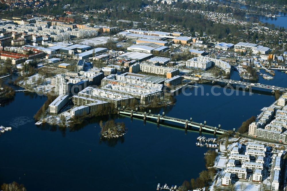 Aerial image Berlin - Wintry snowy settlement at the river Havel on Havelspitze - Hugo-Cassirer-Strasse in the district Hakenfelde in Berlin, Germany