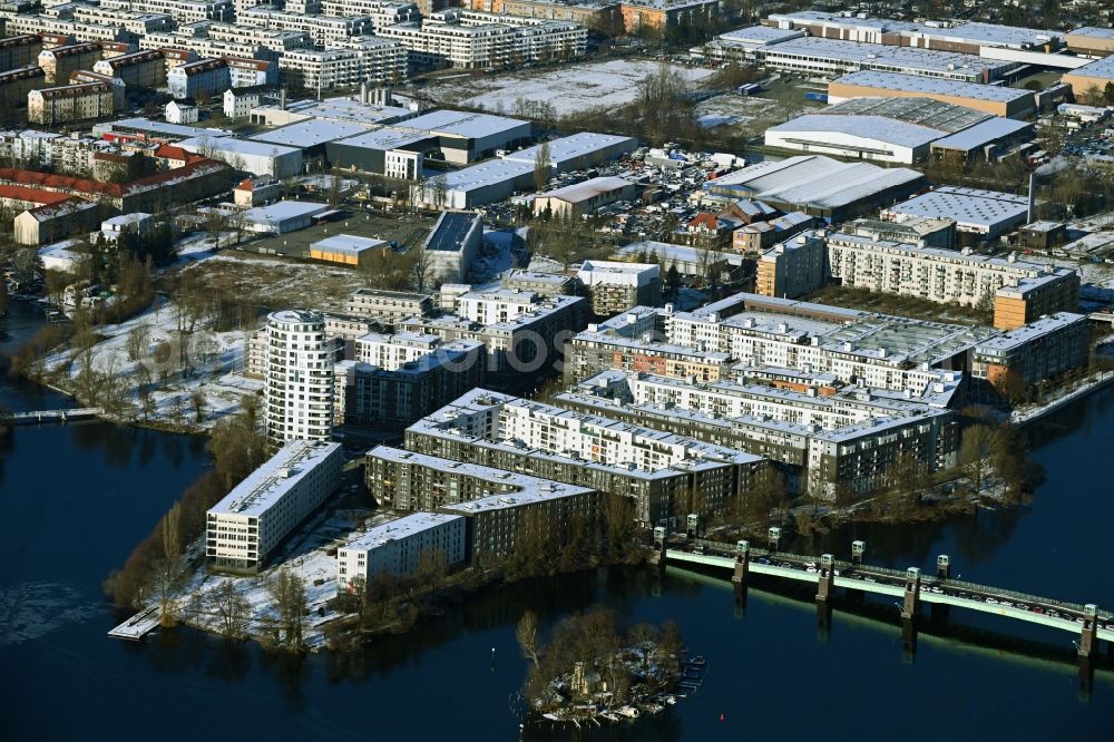 Aerial photograph Berlin - Wintry snowy settlement at the river Havel on Havelspitze - Hugo-Cassirer-Strasse in the district Hakenfelde in Berlin, Germany