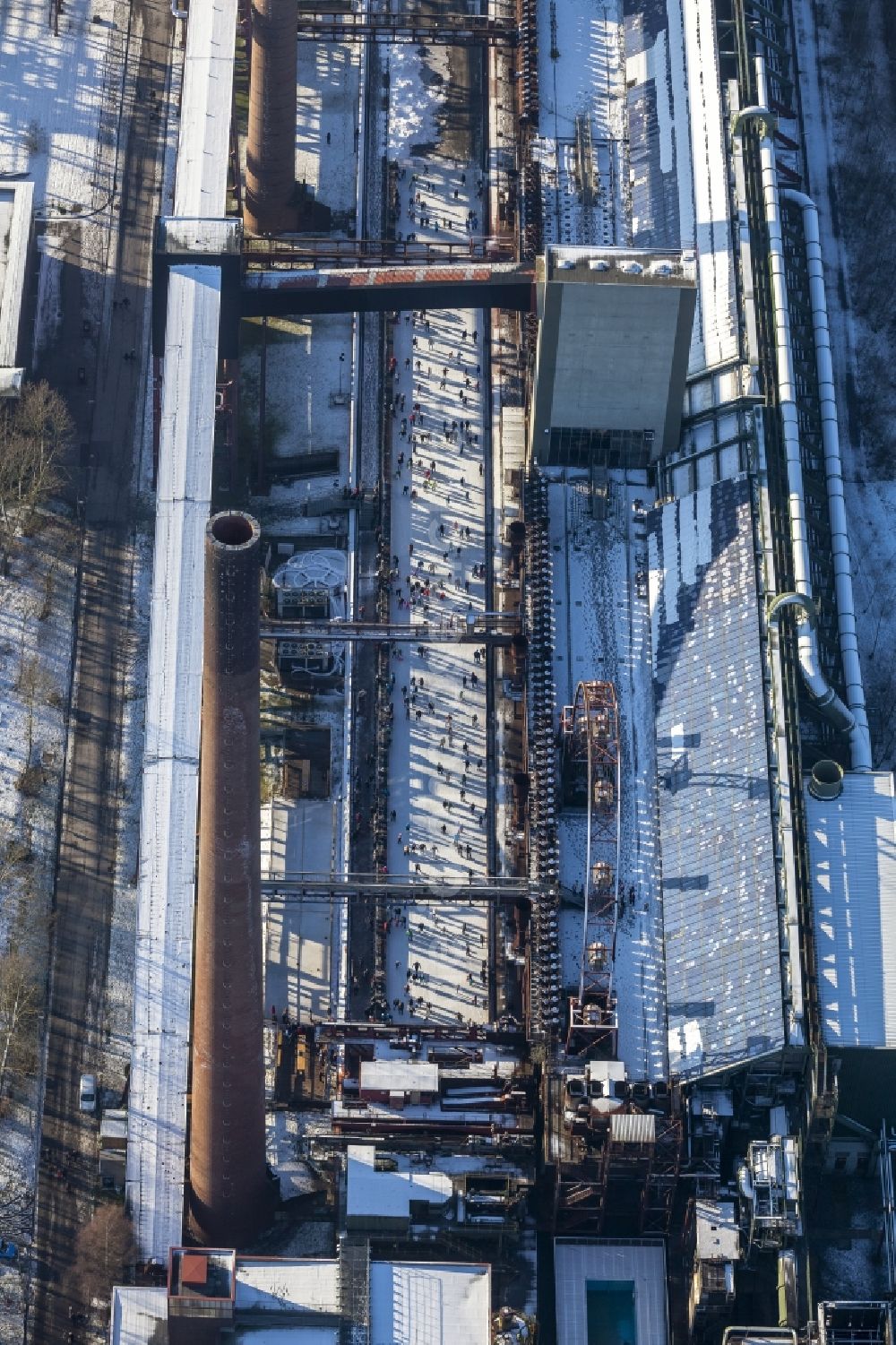 Aerial photograph Essen - Winter walk on the ice rink in the coking plant Zeche Zollverein in Essen in North Rhine-Westphalia