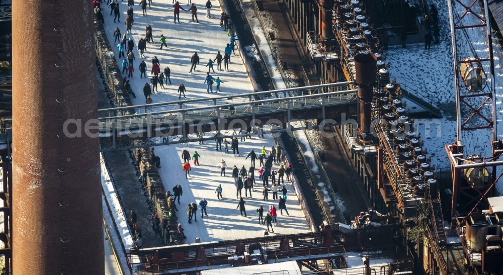 Aerial photograph Essen - Winter walk on the ice rink in the coking plant Zeche Zollverein in Essen in North Rhine-Westphalia