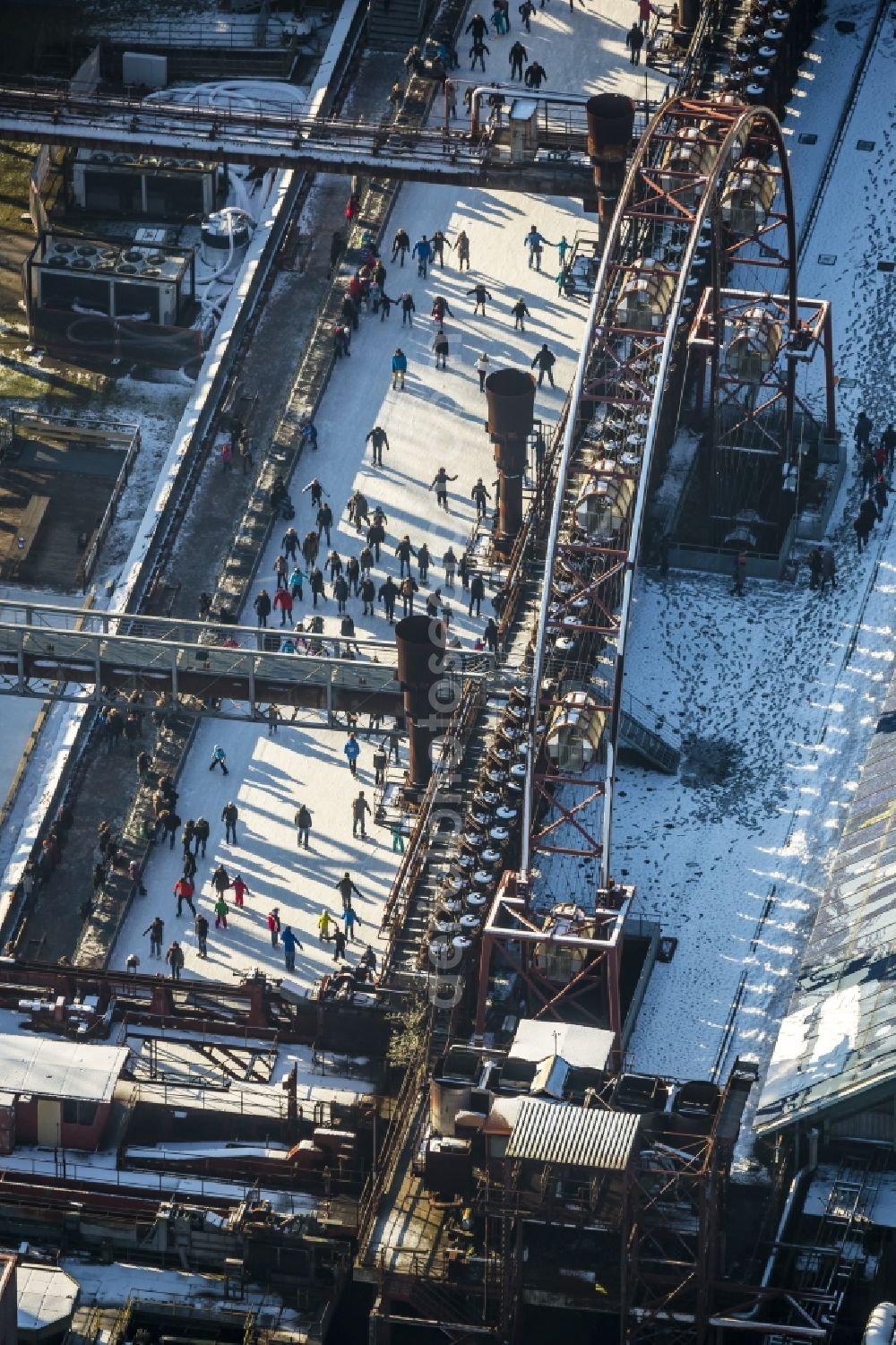 Aerial photograph Essen - Winter walk on the ice rink in the coking plant Zeche Zollverein in Essen in North Rhine-Westphalia