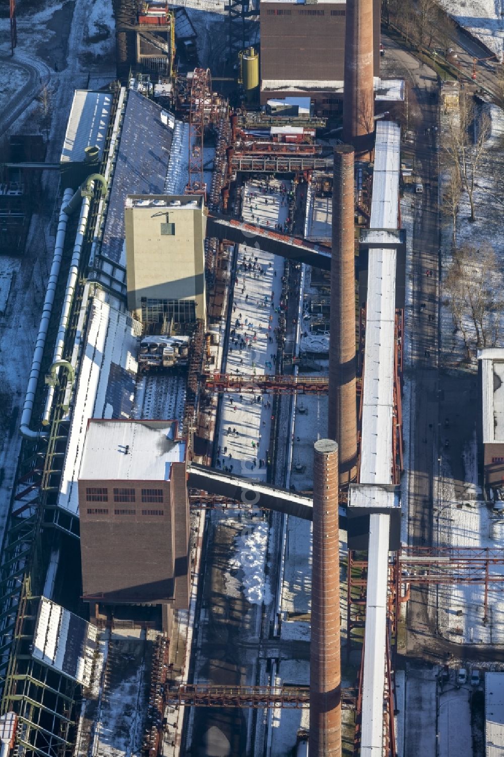 Aerial photograph Essen - Winter walk on the ice rink in the coking plant Zeche Zollverein in Essen in North Rhine-Westphalia