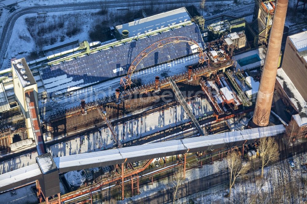 Aerial photograph Essen - Winter walk on the ice rink in the coking plant Zeche Zollverein in Essen in North Rhine-Westphalia