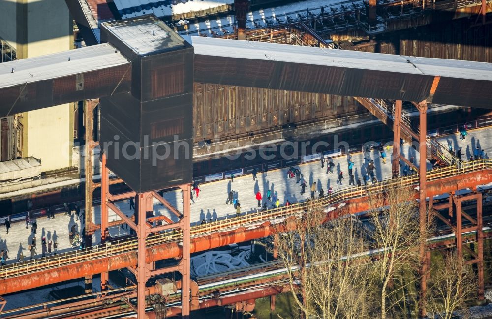 Aerial photograph Essen - Winter walk on the ice rink in the coking plant Zeche Zollverein in Essen in North Rhine-Westphalia