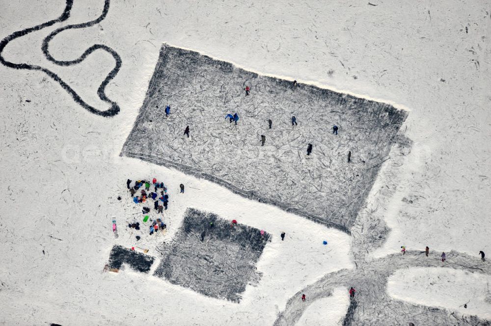 Aerial image Berlin - Winter sports with skating on the lake in Berlin Kaulsdorf. Ice skating is once again become a national pastime