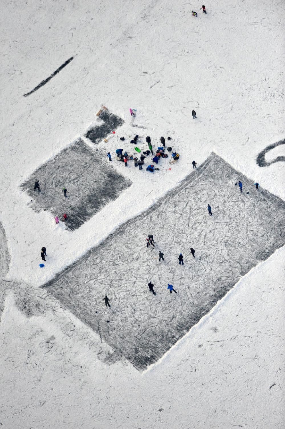 Berlin from the bird's eye view: Winter sports with skating on the lake in Berlin Kaulsdorf. Ice skating is once again become a national pastime