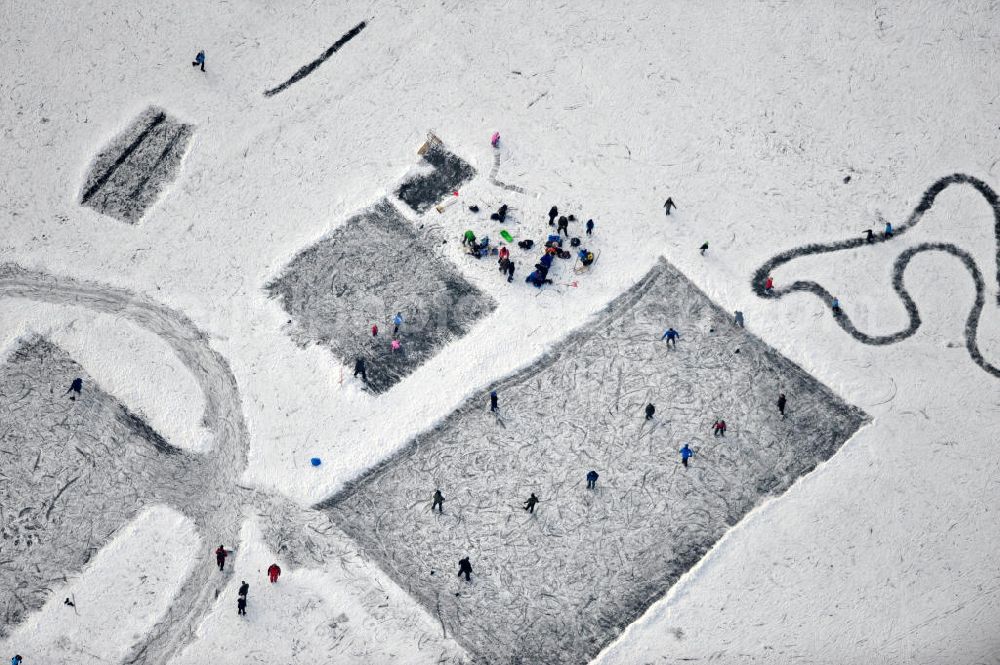 Aerial image Berlin - Winter sports with skating on the lake in Berlin Kaulsdorf. Ice skating is once again become a national pastime