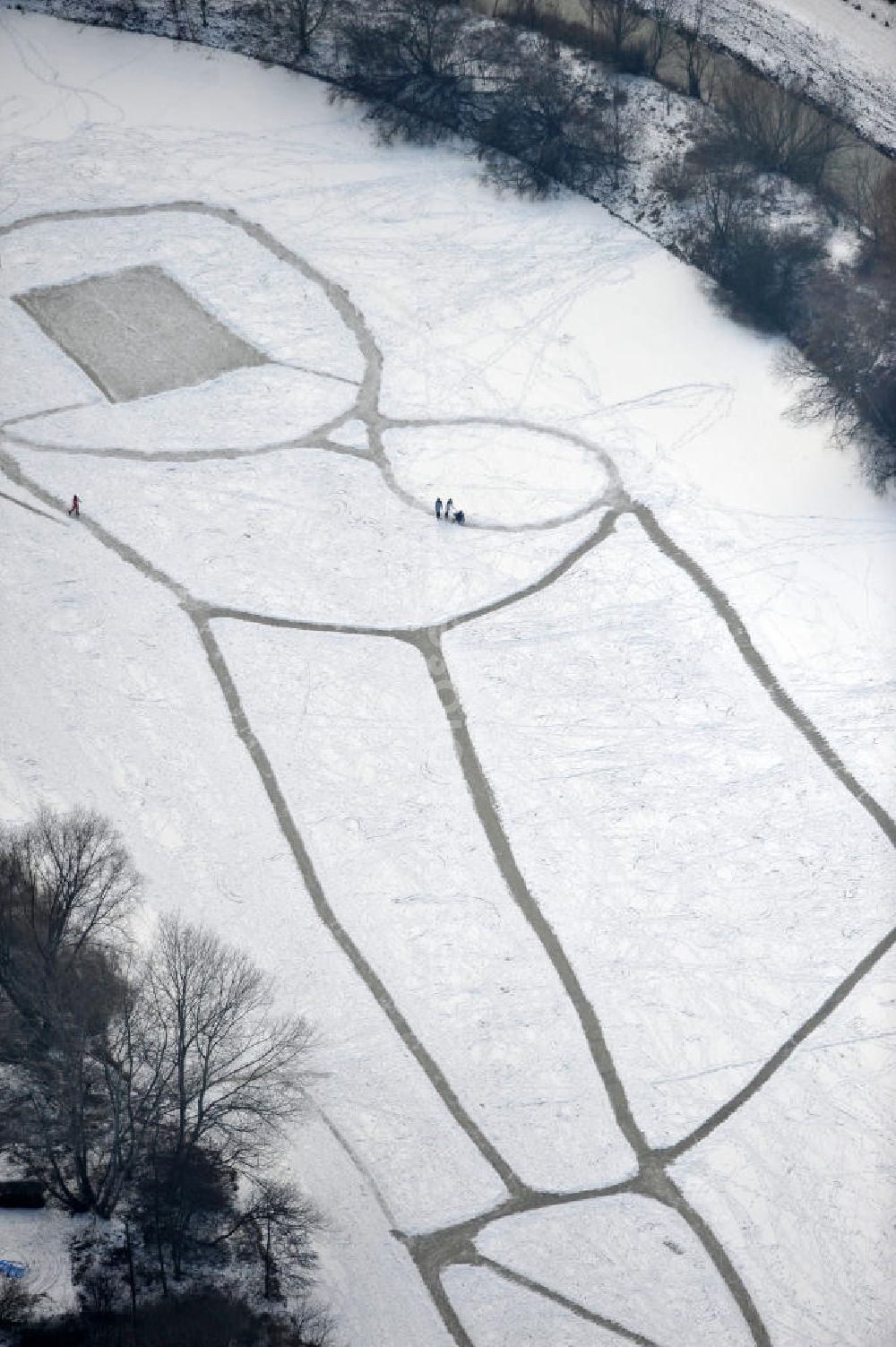 Aerial photograph Berlin - Winter sports with skating on the lake in Berlin Biesdorf. Ice skating is once again become a national pastime