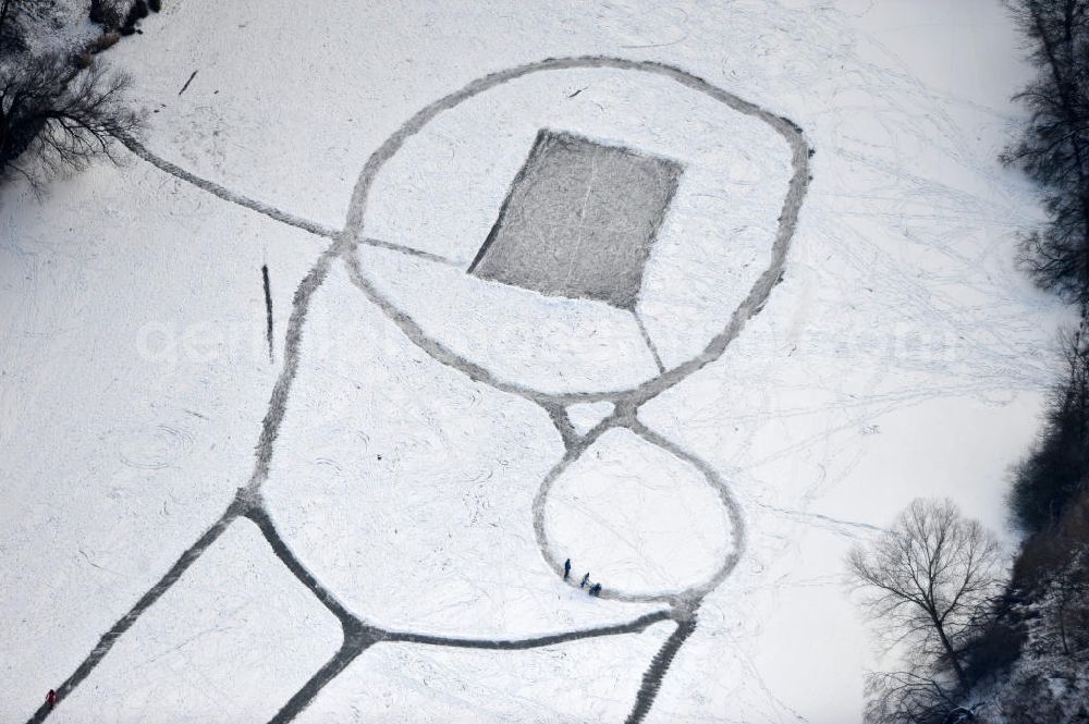 Aerial image Berlin - Winter sports with skating on the lake in Berlin Biesdorf. Ice skating is once again become a national pastime